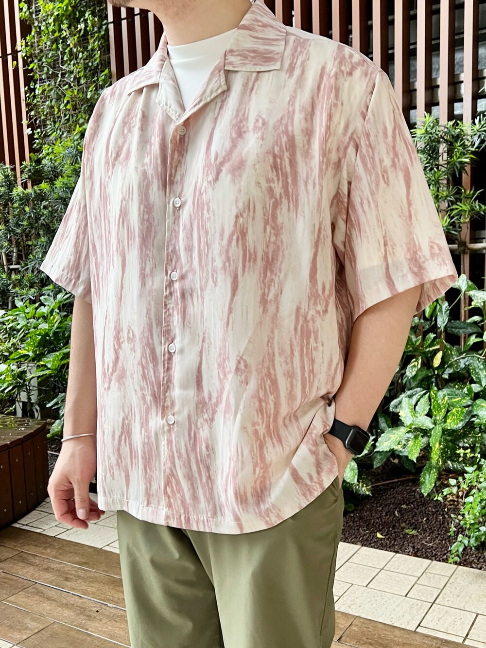 ホワイト系のTシャツ/カットソー、ピンク系のシャツ/ブラウス、グリーン系のその他パンツを着用したメンズの夏コーディネートの2枚目の写真