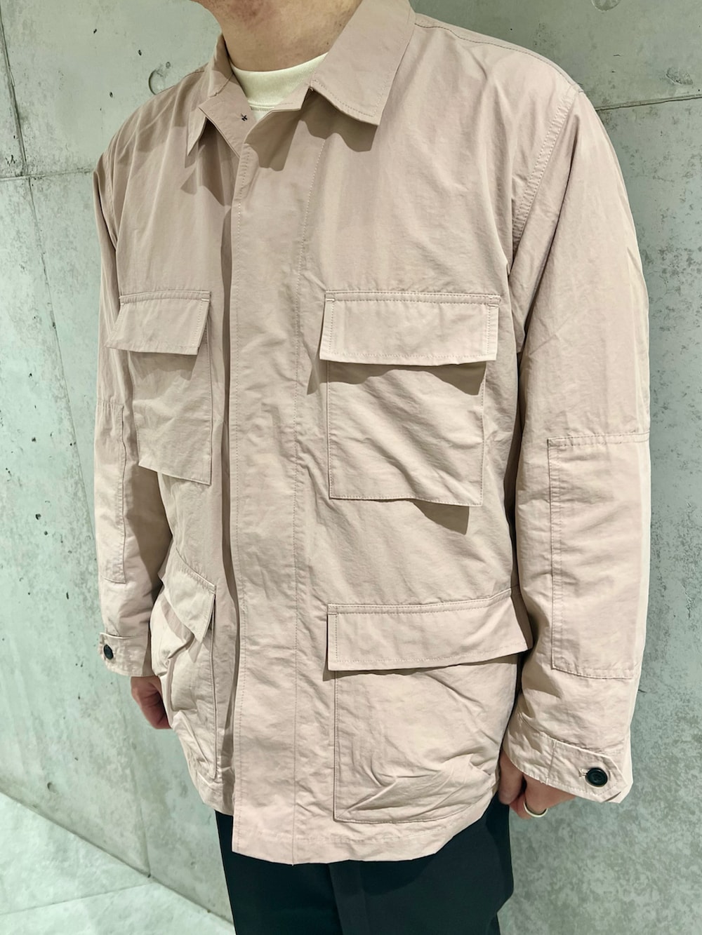 ピンク系のその他アウター、ブラック系のスニーカー、ホワイト系のTシャツ/カットソーを着用したメンズの秋コーディネートの2枚目の写真