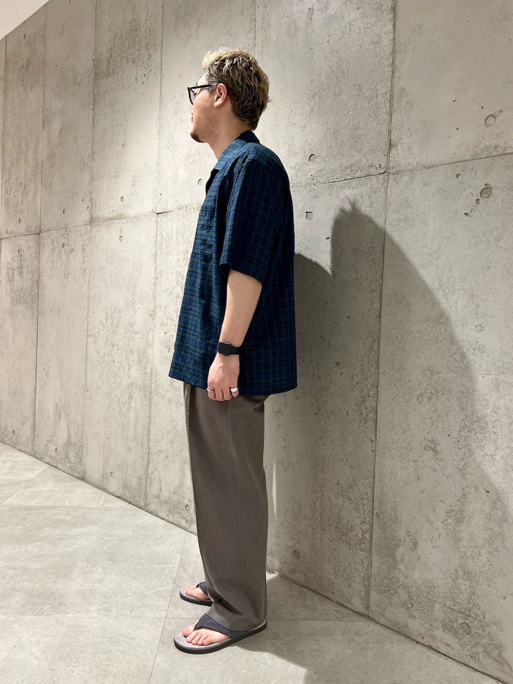 ホワイト系のTシャツ/カットソー、グレー系のその他パンツ、ブラック系のシャツ/ブラウスを着用したメンズの夏コーディネートの4枚目の写真