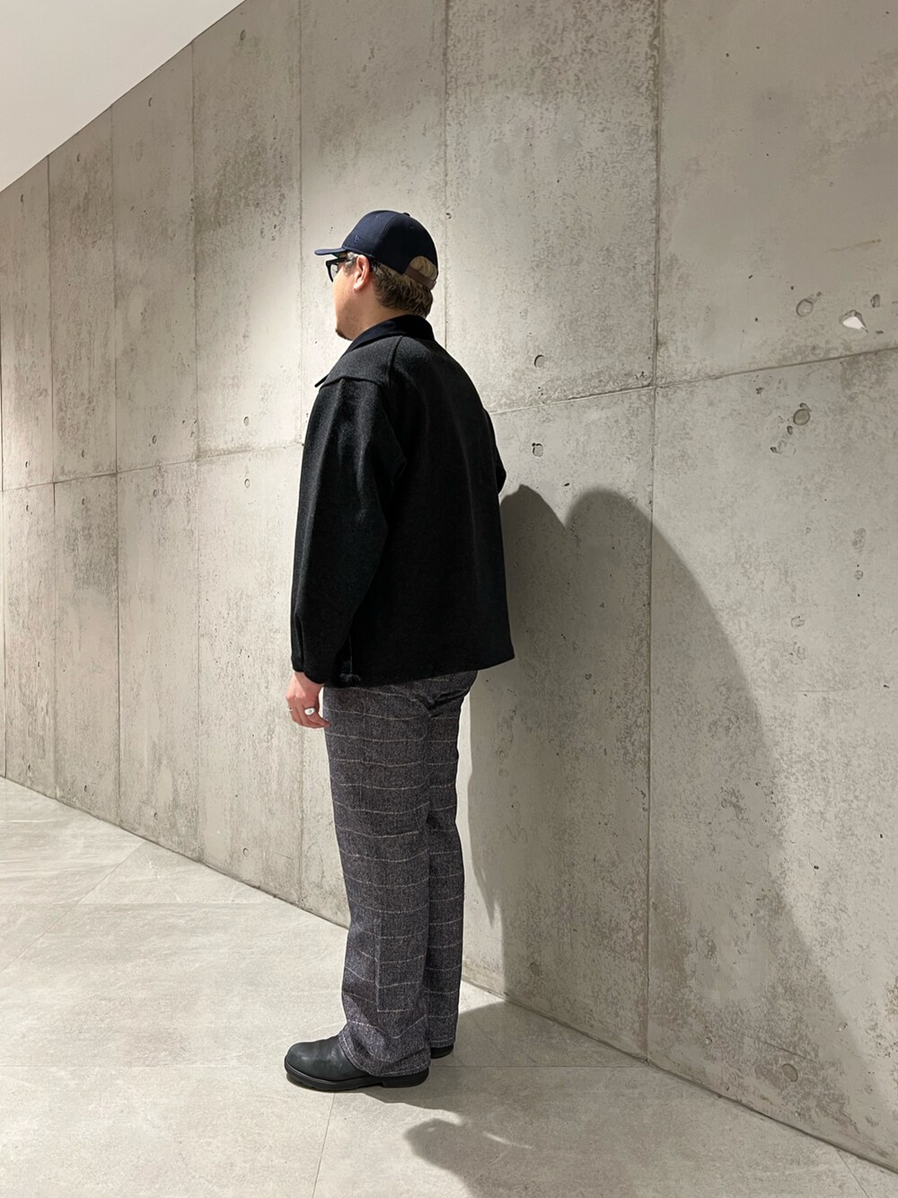 グレー系のブルゾン、ブラック系のTシャツ/カットソー、ブルー系のその他パンツを着用したメンズの秋コーディネートの2枚目の写真