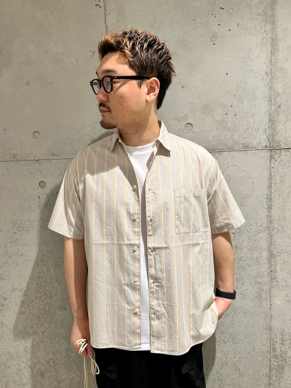 ホワイト系のTシャツ/カットソー、ブラック系のその他パンツ、ベージュ系のシャツ/ブラウスを着用したメンズの夏コーディネートの2枚目の写真