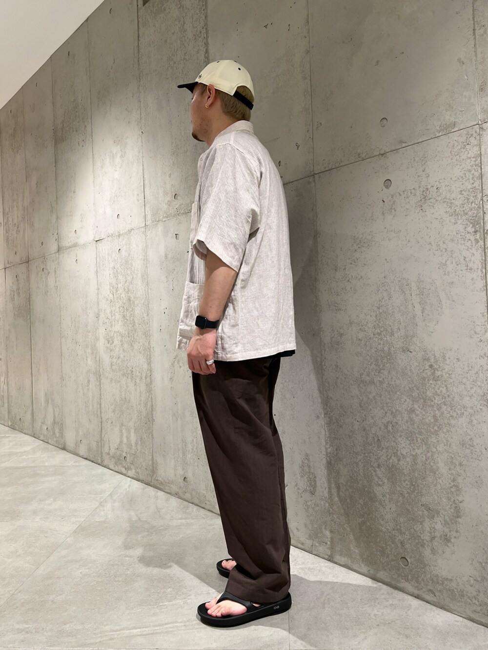 ホワイト系のシャツ/ブラウス、ブラック系のTシャツ/カットソー、ブラウン系のその他パンツを着用したメンズの春コーディネートの3枚目の写真