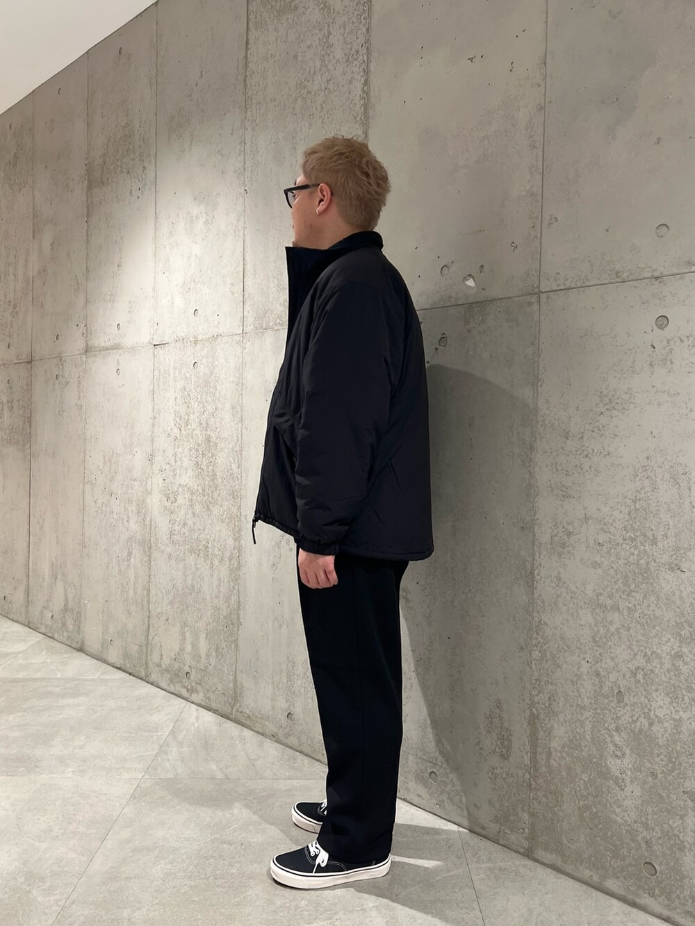 ブラック系のカーディガン/ボレロ、ブラック系のブルゾン、ホワイト系のTシャツ/カットソーを着用したメンズの冬コーディネートの2枚目の写真