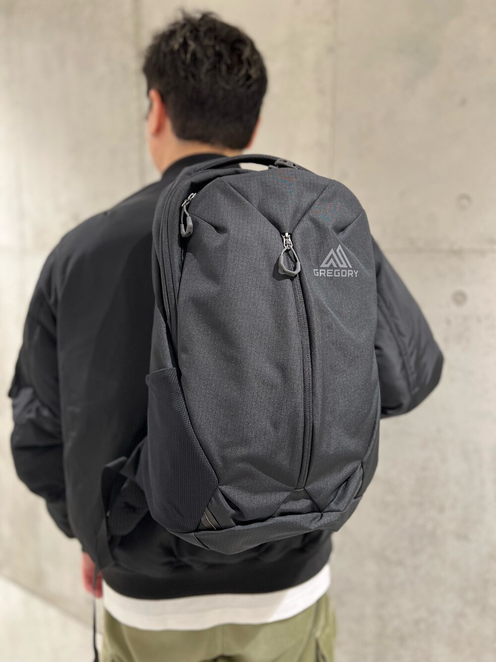 ブラック系のMA-1、ブラック系のバックパック/リュックを着用したメンズの秋コーディネートの4枚目の写真