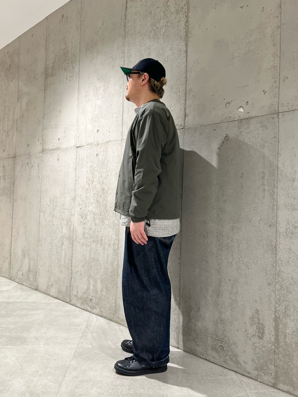 グリーン系のカーディガン/ボレロ、その他のシャツ/ブラウス、ブルー系のデニムパンツを着用したメンズの春コーディネートの2枚目の写真