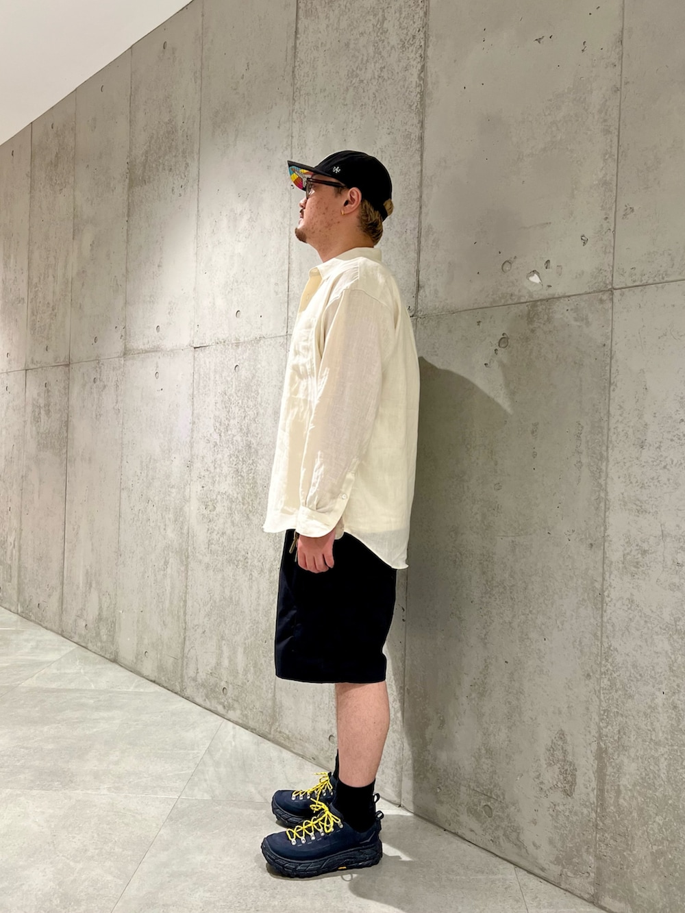 ホワイト系のシャツ/ブラウス、ホワイト系のタンクトップ、ブラック系のその他パンツを着用したメンズの夏コーディネートの3枚目の写真