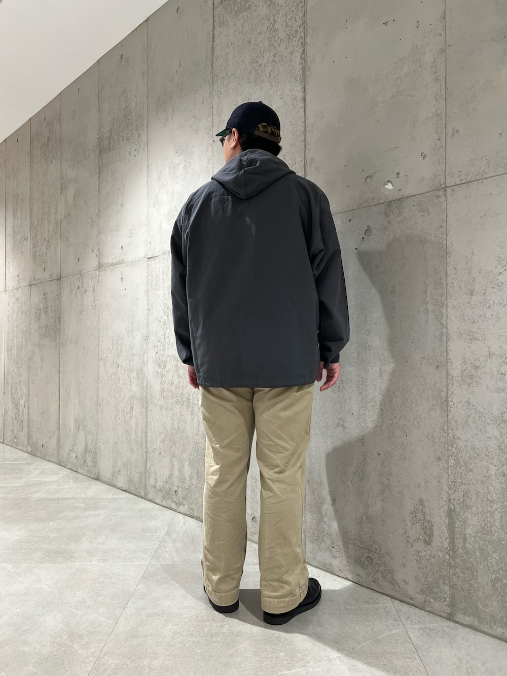 グレー系のその他アウターを着用したメンズの秋コーディネートの3枚目の写真