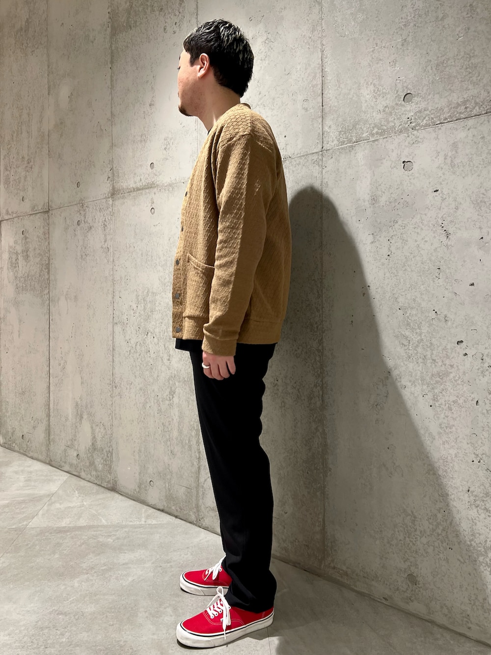 ベージュ系のカーディガン/ボレロ、ブラック系のTシャツ/カットソー、ブラック系のその他パンツを着用したメンズの春コーディネートの3枚目の写真