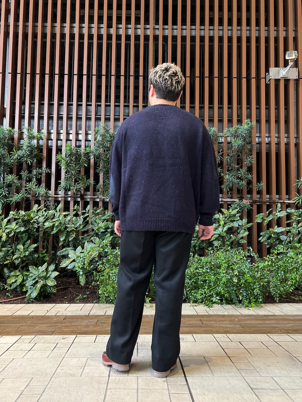 ブルー系のニット/セーター、ブラック系のその他パンツ、レッド系のモカシン/デッキシューズを着用したメンズの秋コーディネートの3枚目の写真