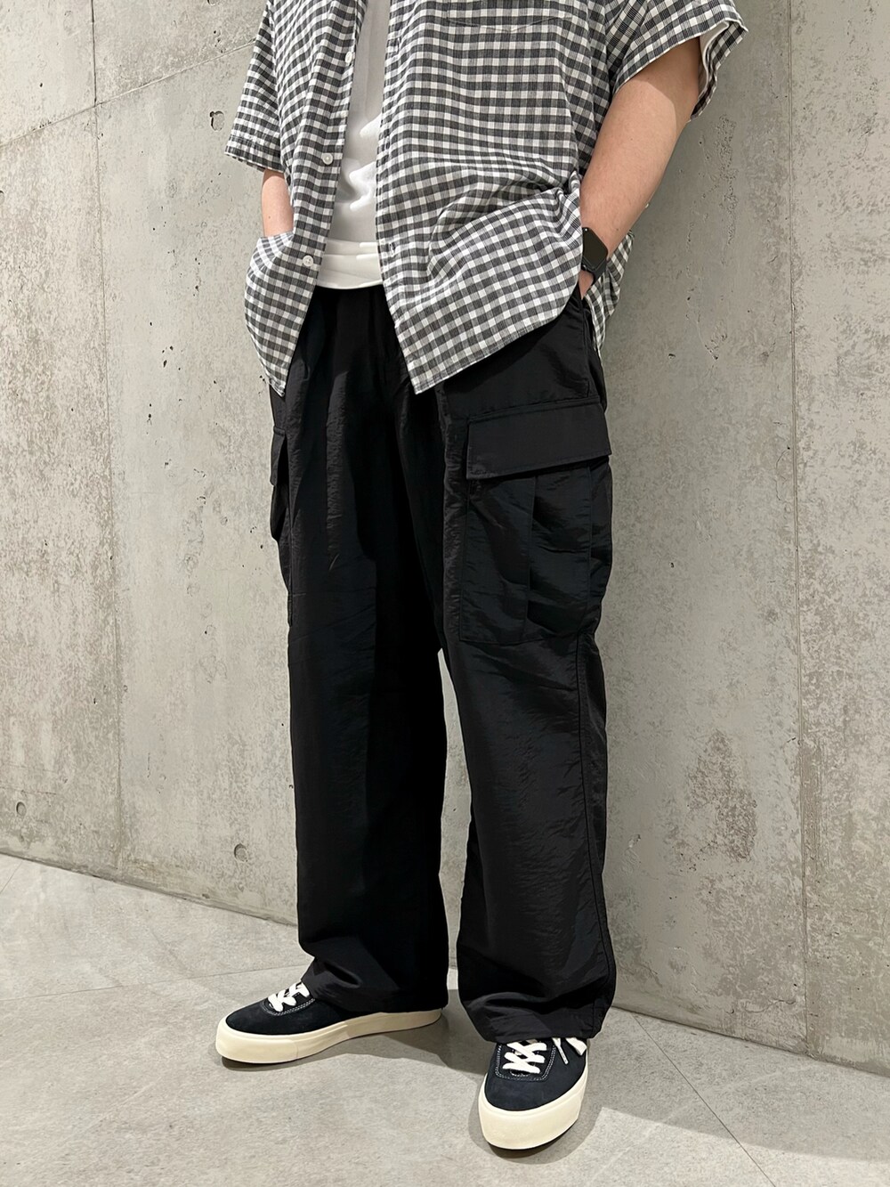 その他のシャツ/ブラウス、ホワイト系のTシャツ/カットソー、ブラック系のその他パンツを着用したメンズの春コーディネートの3枚目の写真