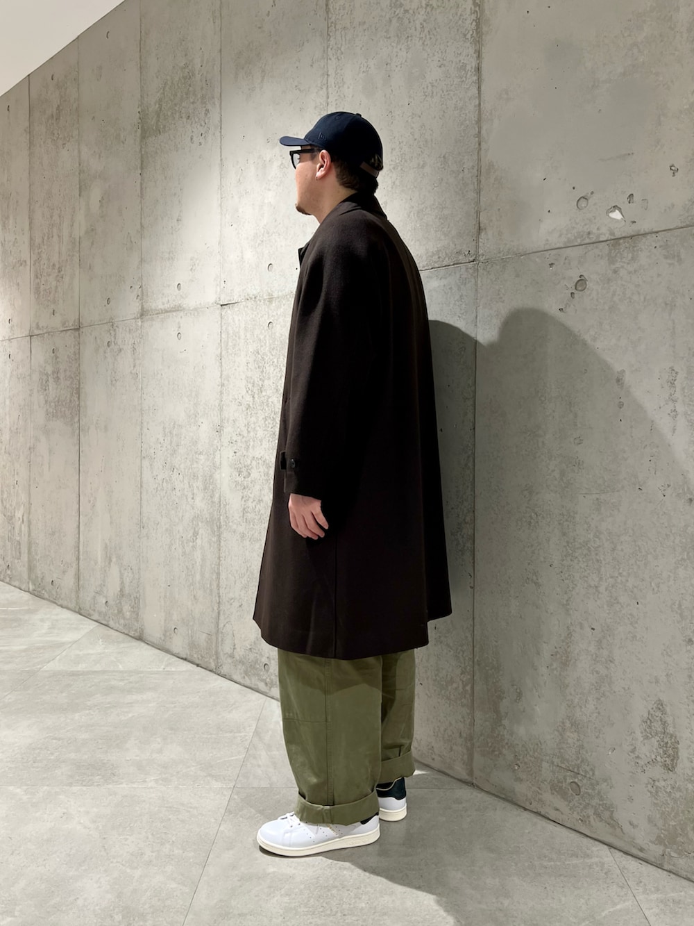 ホワイト系のスニーカー、ブラウン系のその他アウター、ブラウン系のニット/セーターを着用したメンズの冬コーディネートの3枚目の写真