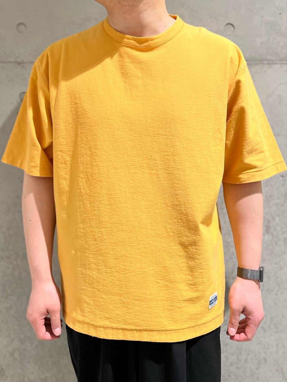 「お出かけコーデ、デートコーデ、春夏コーデ、スニーカー、大人カジュアル、メガネ男子、Tシャツ、休日スタイル、キャップ、シンプルコーデ、ootd、シンプル、いいね、save、フォローお願いします🤑、ビビットカラー、イエロー」｜「NEW ERAの『別注』New Era×Sonny Label　RetroCrown 9FIFTY（キャップ、ブルー系）」を使った、Jun さん（メンズ・176cm）の春コーディネートの4枚目の写真