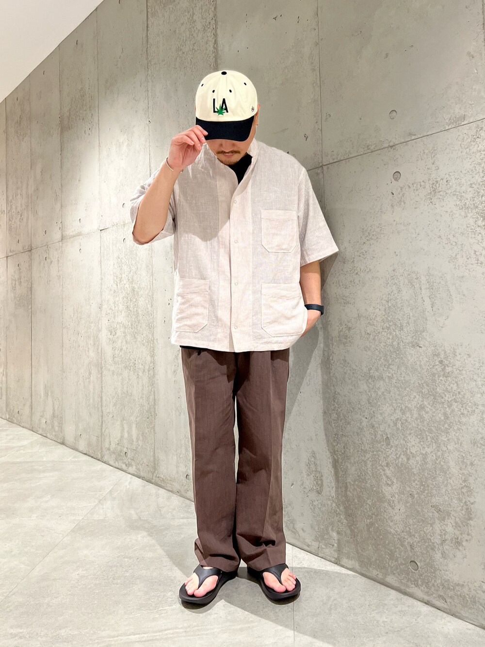 ホワイト系のシャツ/ブラウス、ブラック系のTシャツ/カットソー、ブラウン系のその他パンツを着用したメンズの春コーディネートの2枚目の写真