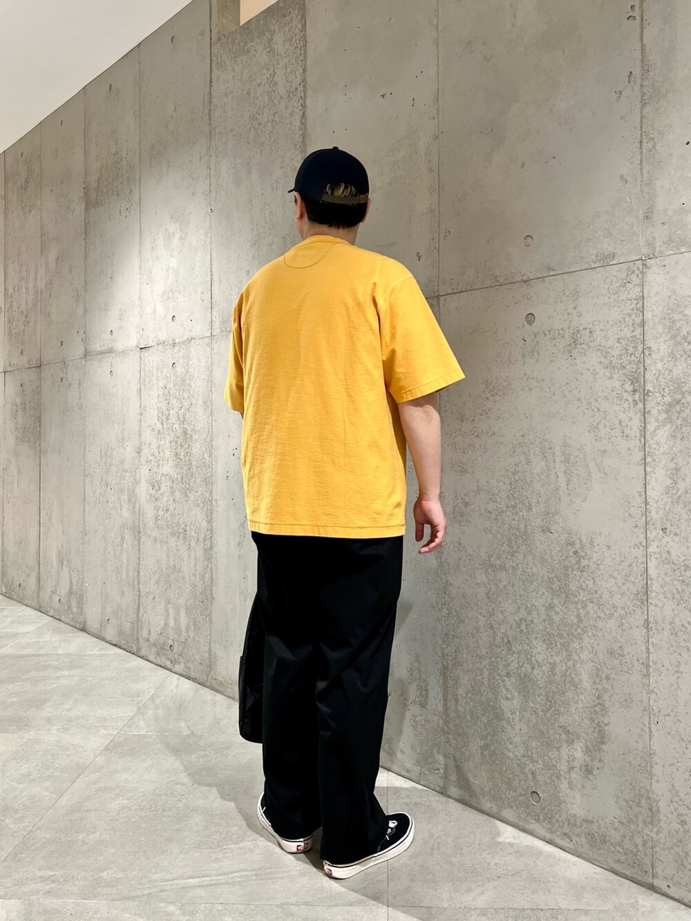 「お出かけコーデ、デートコーデ、春夏コーデ、スニーカー、大人カジュアル、メガネ男子、Tシャツ、休日スタイル、キャップ、シンプルコーデ、ootd、シンプル、いいね、save、フォローお願いします🤑、ビビットカラー、イエロー」｜「NEW ERAの『別注』New Era×Sonny Label　RetroCrown 9FIFTY（キャップ、ブルー系）」を使った、Jun さん（メンズ・176cm）の春コーディネートの3枚目の写真