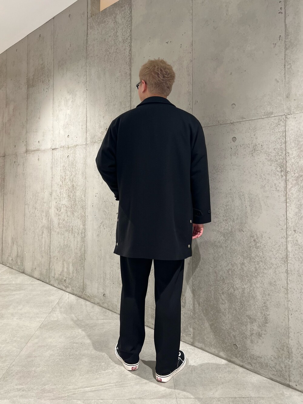 ブルー系のカーディガン/ボレロ、ブラック系のその他アウター、ブラック系のその他パンツを着用したメンズの冬コーディネートの3枚目の写真