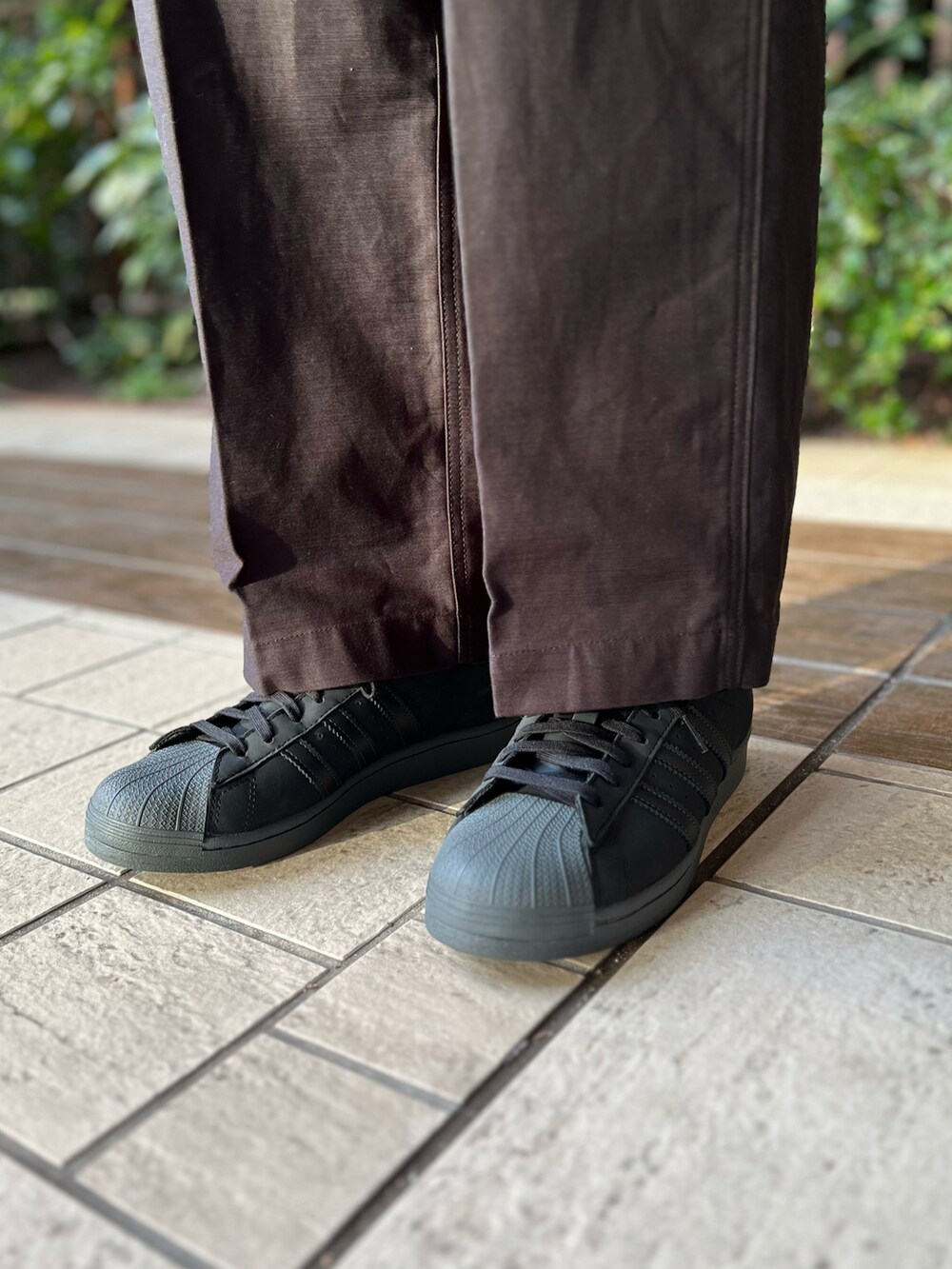 グリーン系のブルゾン、ホワイト系のTシャツ/カットソー、ブラック系のその他パンツを着用したメンズの冬コーディネートの5枚目の写真