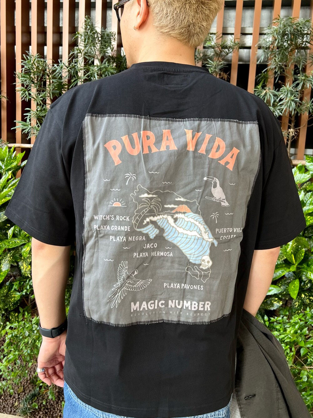 ブラック系のカバーオール、ブラック系のTシャツ/カットソー、ブラック系のスニーカーを着用したメンズの春コーディネートの3枚目の写真