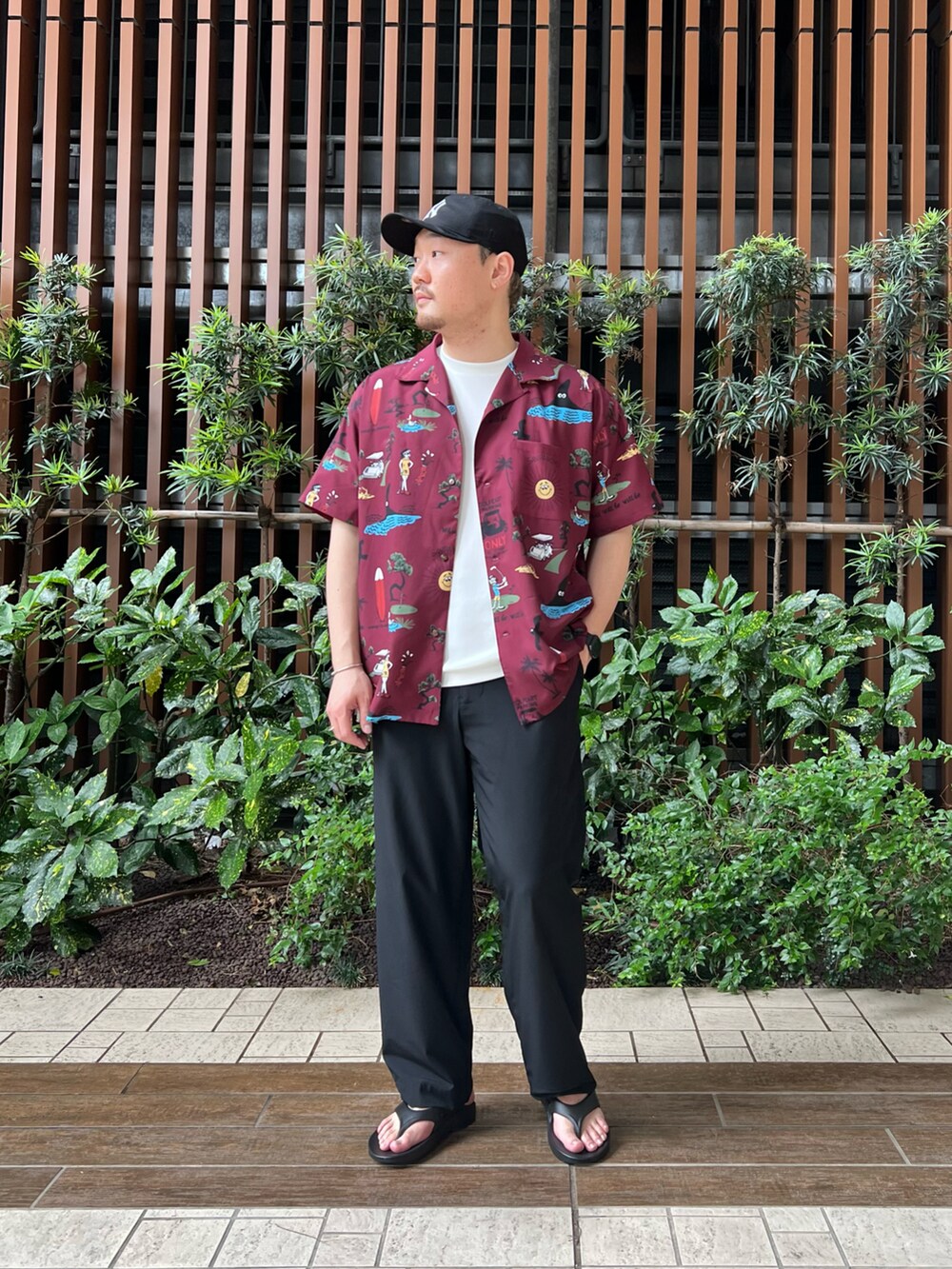 ホワイト系のTシャツ/カットソー、ブラック系のサンダル、ブラック系のその他パンツを着用したメンズの春コーディネートの2枚目の写真