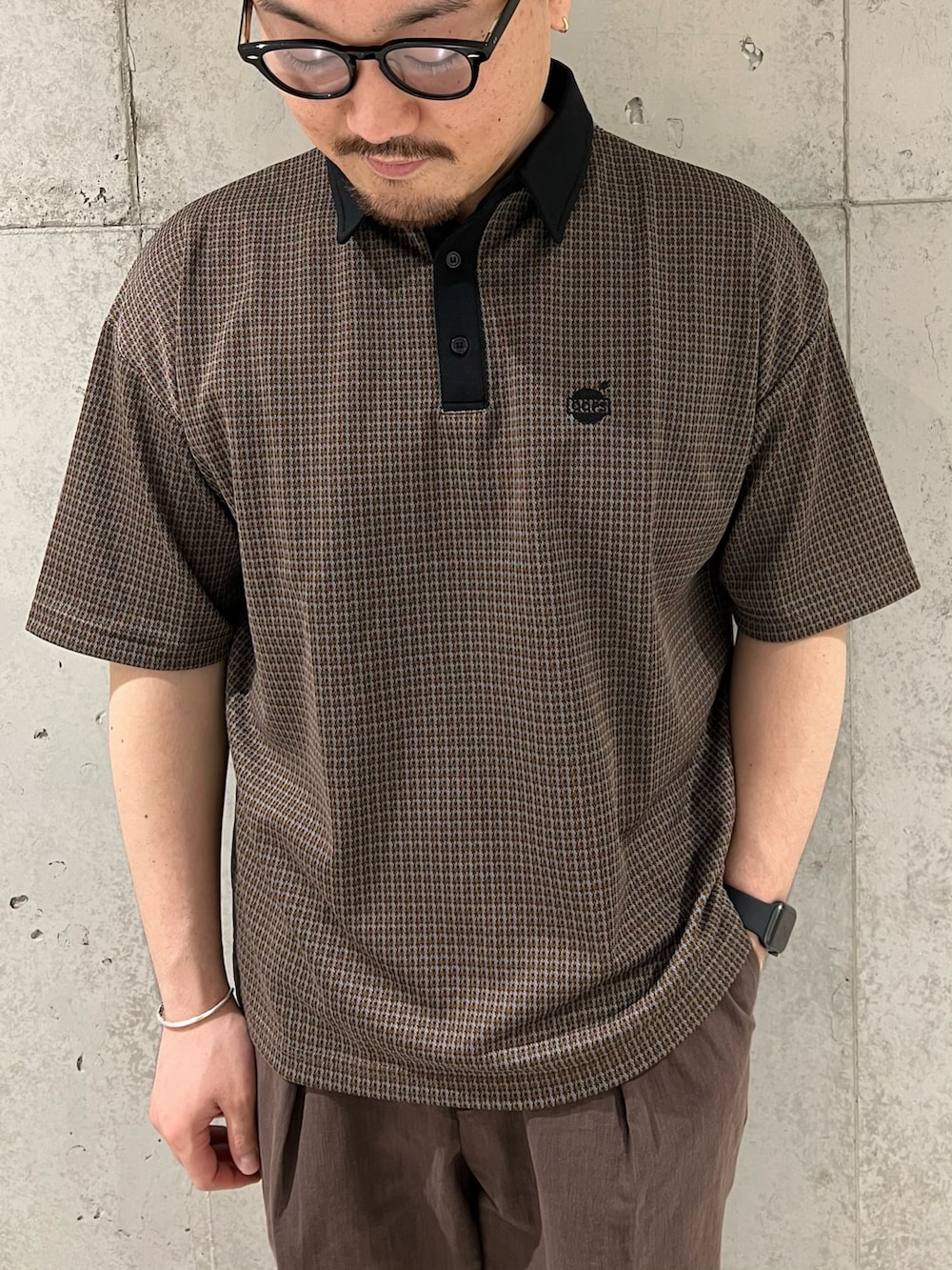 ブラウン系のその他パンツ、ベージュ系のポロシャツ、ベージュ系のサンダルを着用したメンズの春コーディネートの2枚目の写真