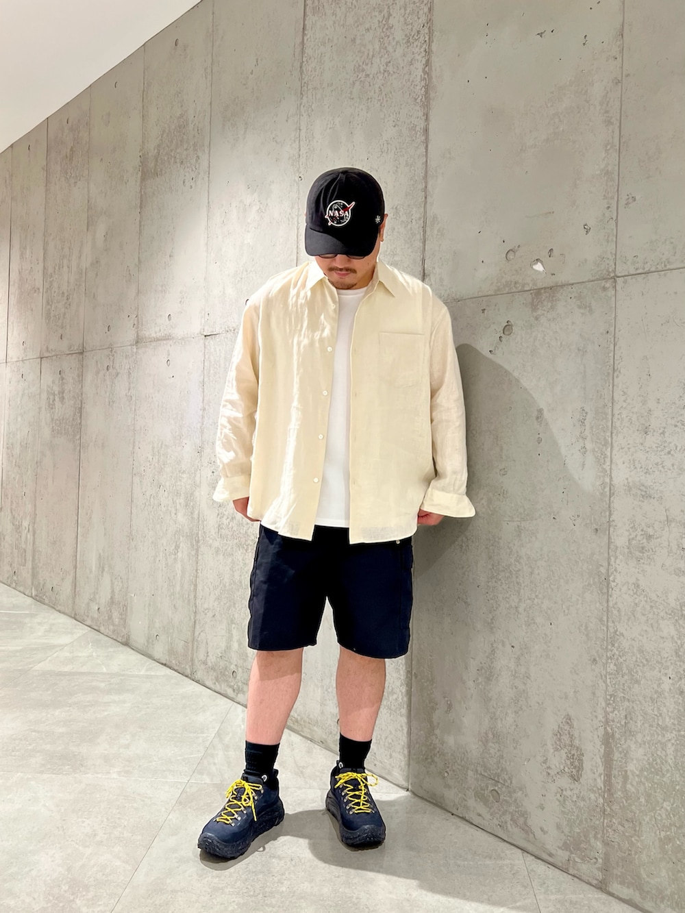 ホワイト系のシャツ/ブラウス、ホワイト系のタンクトップ、ブラック系のその他パンツを着用したメンズの夏コーディネートの2枚目の写真