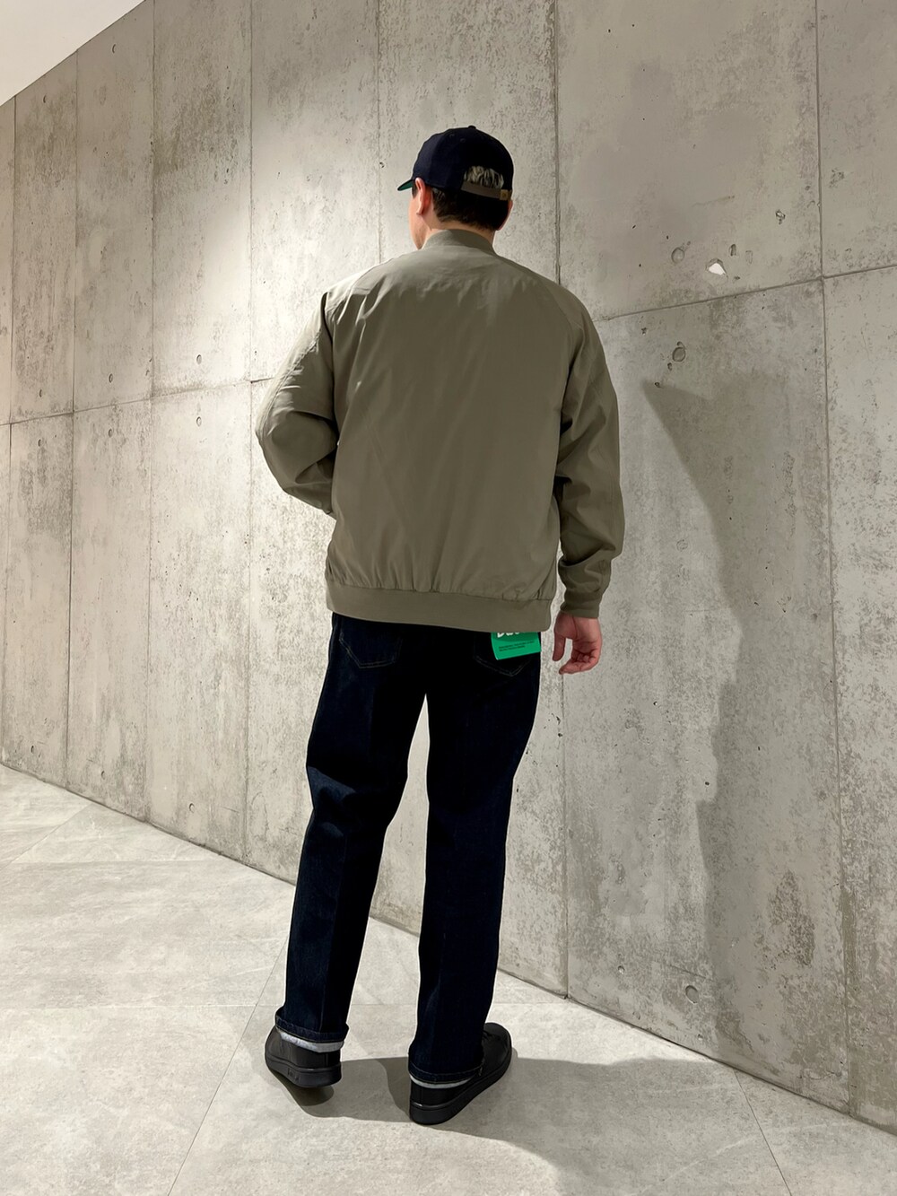 「スニーカー、デニム、シンプル、adidas、レイヤードスタイル、休日コーデ、春色、シンプルコーデ、春コーデ、URBAN RESEARCH、今日のコーデ、オトナカジュアル、Sonny　Label、ビビッドカラー、いいね、save、フォローお願いします🤑、ほめられ本命コーデ」｜「NEW ERAの『別注』New Era×Sonny Label　PCRetroCrown W 9FIFTY（キャップ、ブルー系）」を使った、Jun さん（メンズ・176cm）の冬コーディネートの3枚目の写真