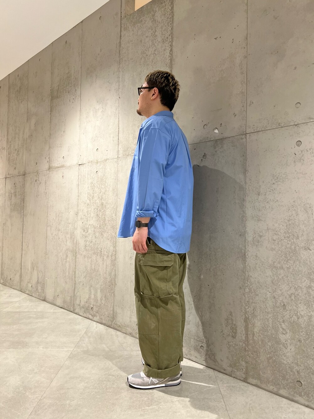 ブルー系のシャツ/ブラウス、ホワイト系のTシャツ/カットソー、グリーン系のカーゴパンツを着用したメンズの春コーディネートの2枚目の写真