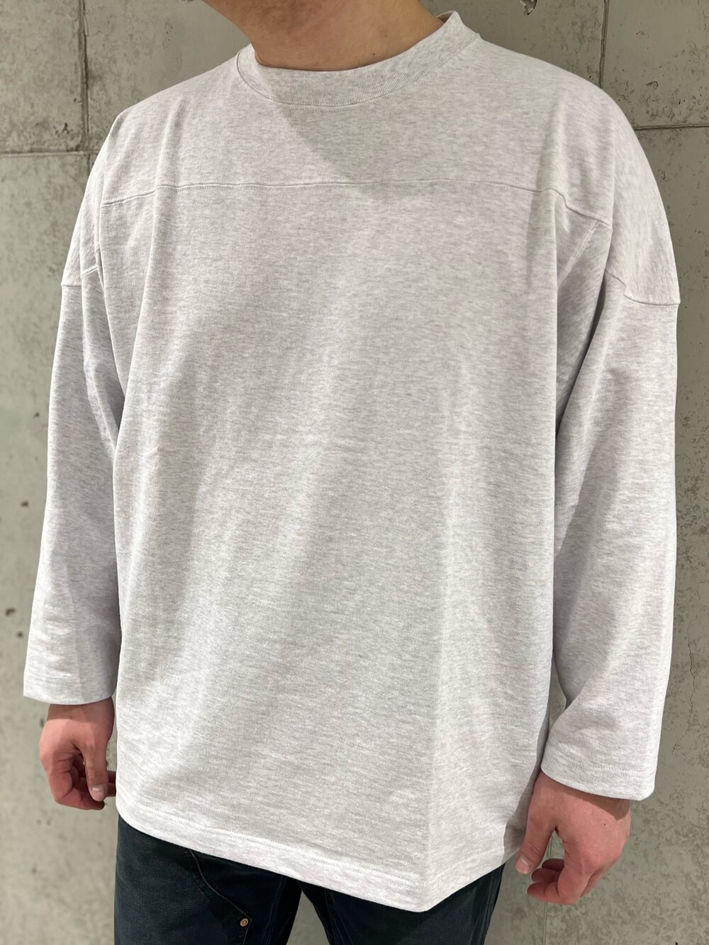 グリーン系のダウンジャケット/コート、ホワイト系のTシャツ/カットソー、ブルー系のスニーカーを着用したメンズの冬コーディネートの4枚目の写真