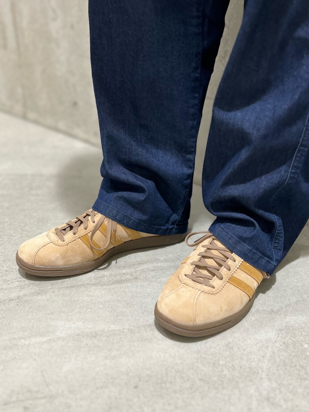 ブルー系のシャツ/ブラウス、ブルー系のデニムパンツ、ベージュ系のスニーカーを着用したメンズの夏コーディネートの4枚目の写真