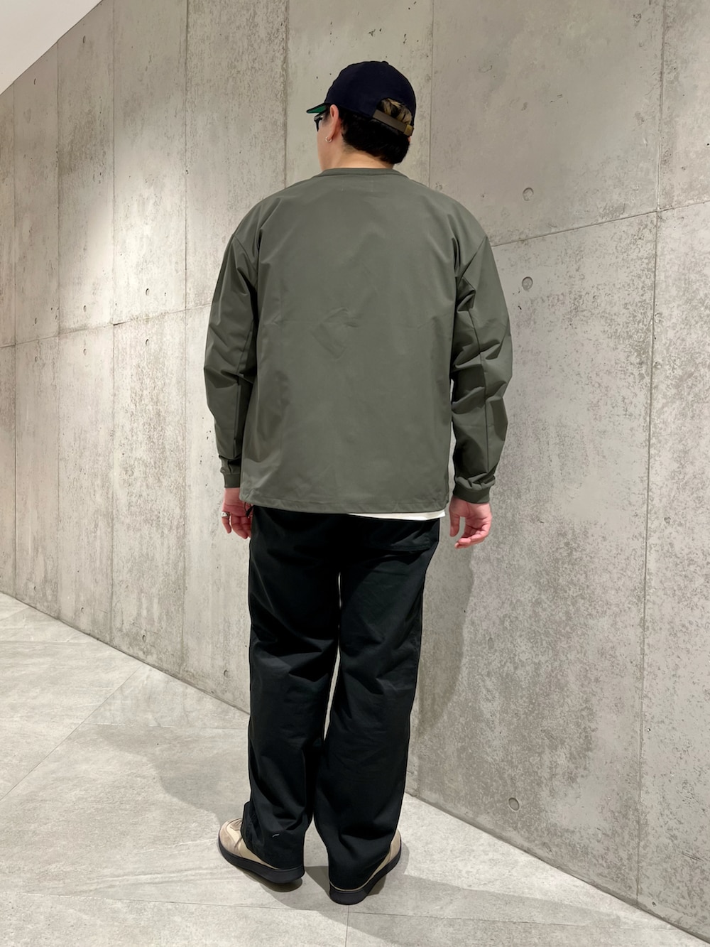 グリーン系のカーディガン/ボレロ、ホワイト系のTシャツ/カットソー、ブラック系のチノパンツを着用したメンズの夏コーディネートの3枚目の写真