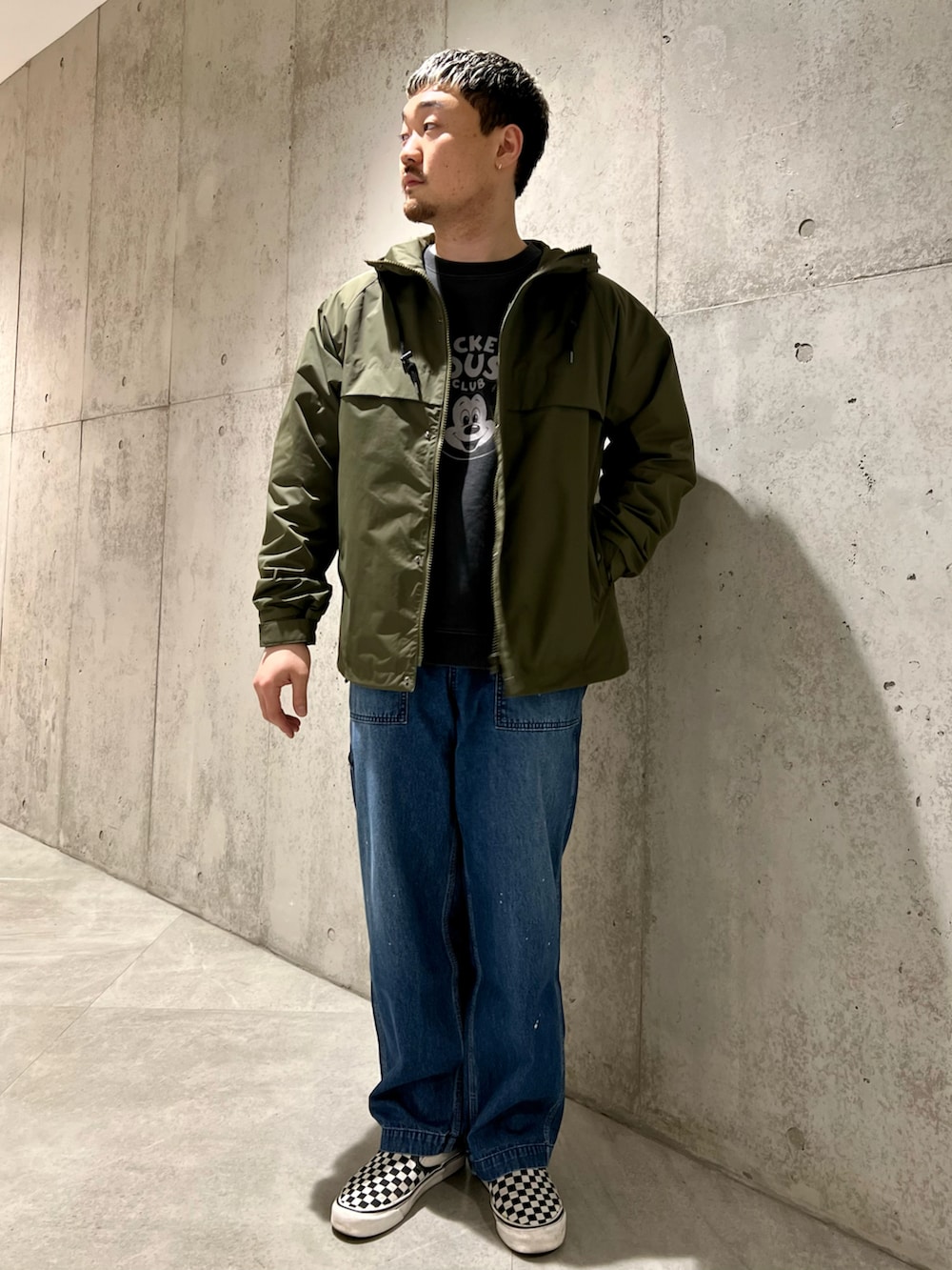 グリーン系のマウンテンパーカー、グレー系のスウェット、その他のスリッポンを着用したメンズの春コーディネートの2枚目の写真