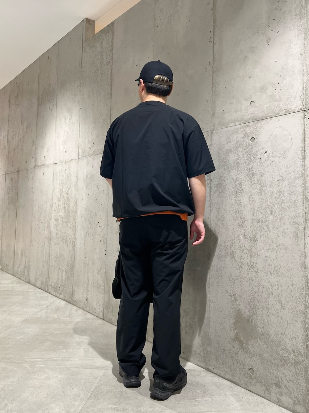 ブラック系のTシャツ/カットソー、オレンジ系のTシャツ/カットソー、ブラック系のその他パンツを着用したメンズの春コーディネートの3枚目の写真