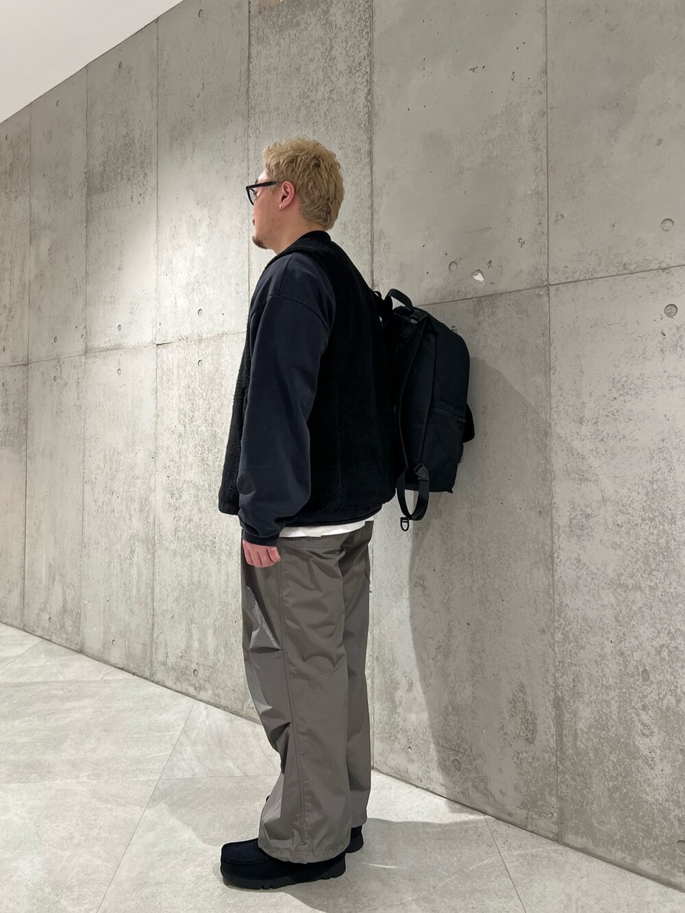 ブラック系のスウェット、ブラック系のその他アウター、ホワイト系のTシャツ/カットソーを着用したメンズの冬コーディネートの2枚目の写真