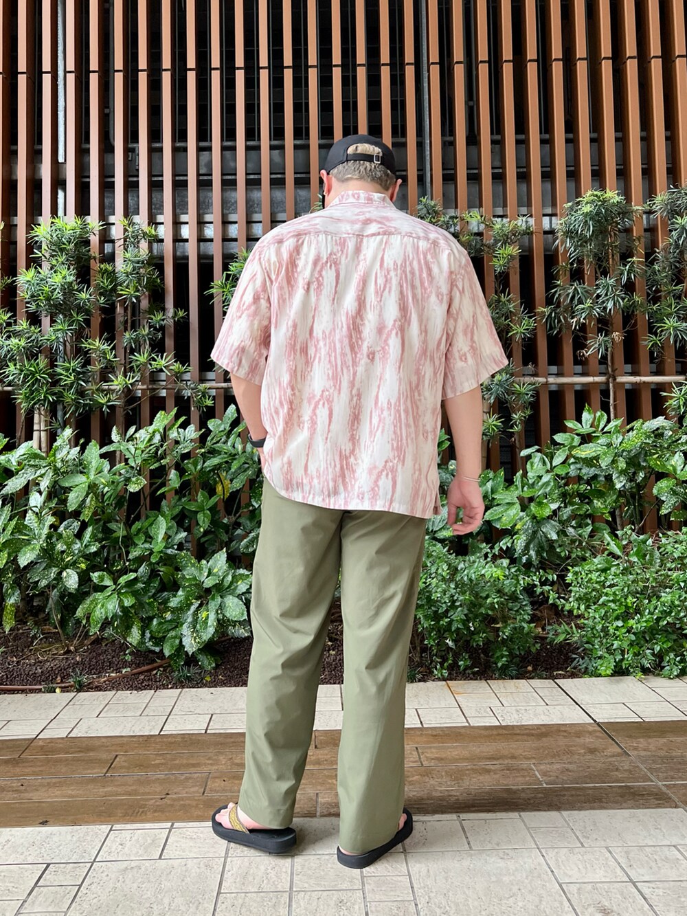 ホワイト系のTシャツ/カットソー、ピンク系のシャツ/ブラウス、グリーン系のその他パンツを着用したメンズの夏コーディネートの4枚目の写真