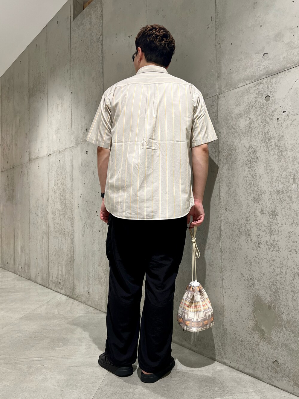 ホワイト系のTシャツ/カットソー、ブラック系のその他パンツ、ベージュ系のシャツ/ブラウスを着用したメンズの夏コーディネートの4枚目の写真