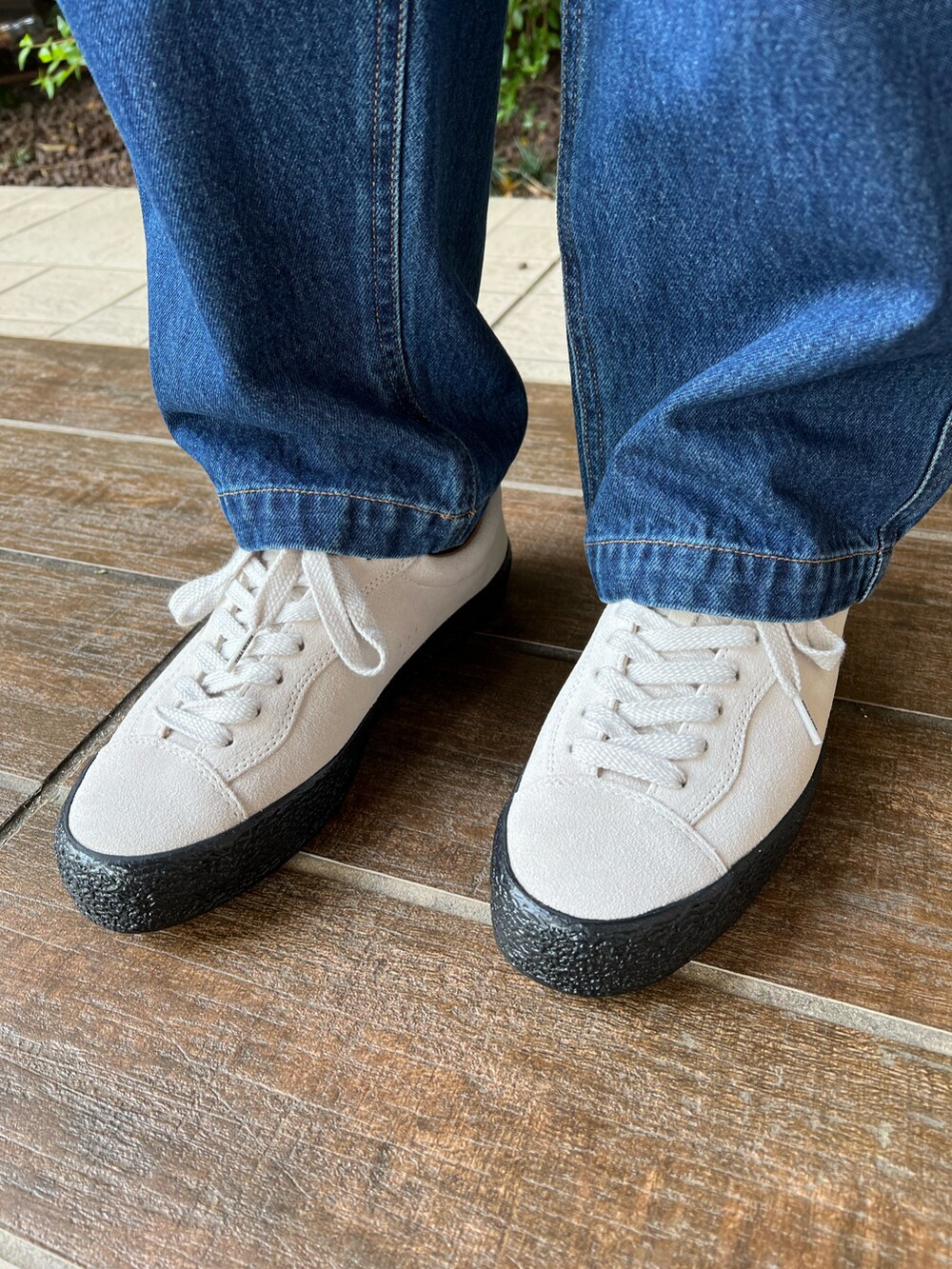 ブラック系のマウンテンパーカー、ブルー系のデニムパンツ、ホワイト系のTシャツ/カットソーを着用したメンズの春コーディネートの3枚目の写真