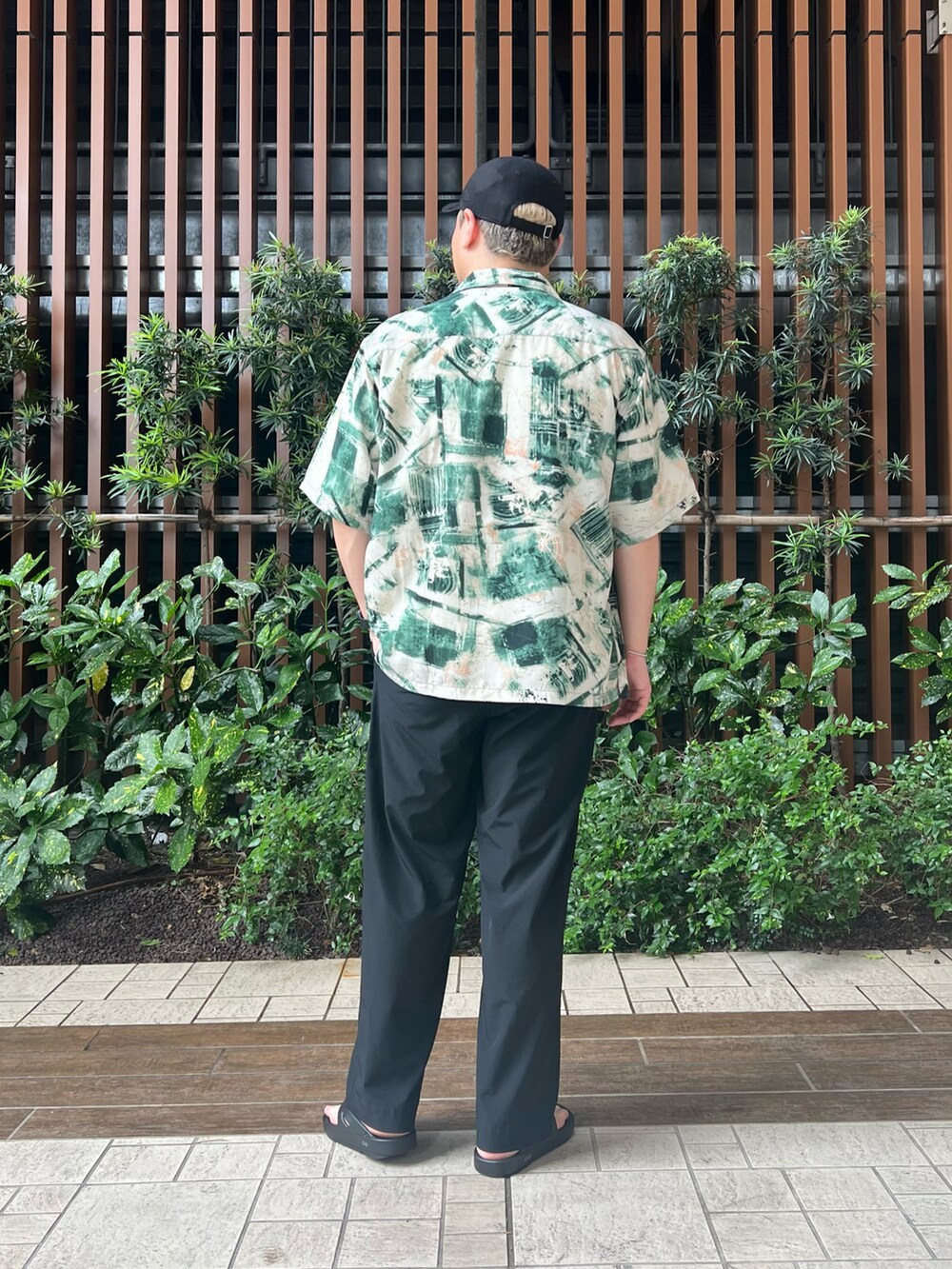 グリーン系のシャツ/ブラウス、ホワイト系のTシャツ/カットソー、ブラック系のサンダルを着用したメンズの春コーディネートの4枚目の写真