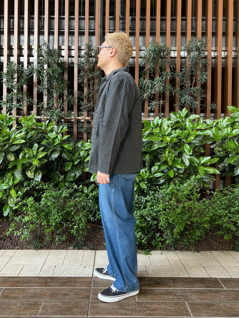 ブラック系のカバーオール、ブラック系のTシャツ/カットソー、ブラック系のスニーカーを着用したメンズの春コーディネートの4枚目の写真