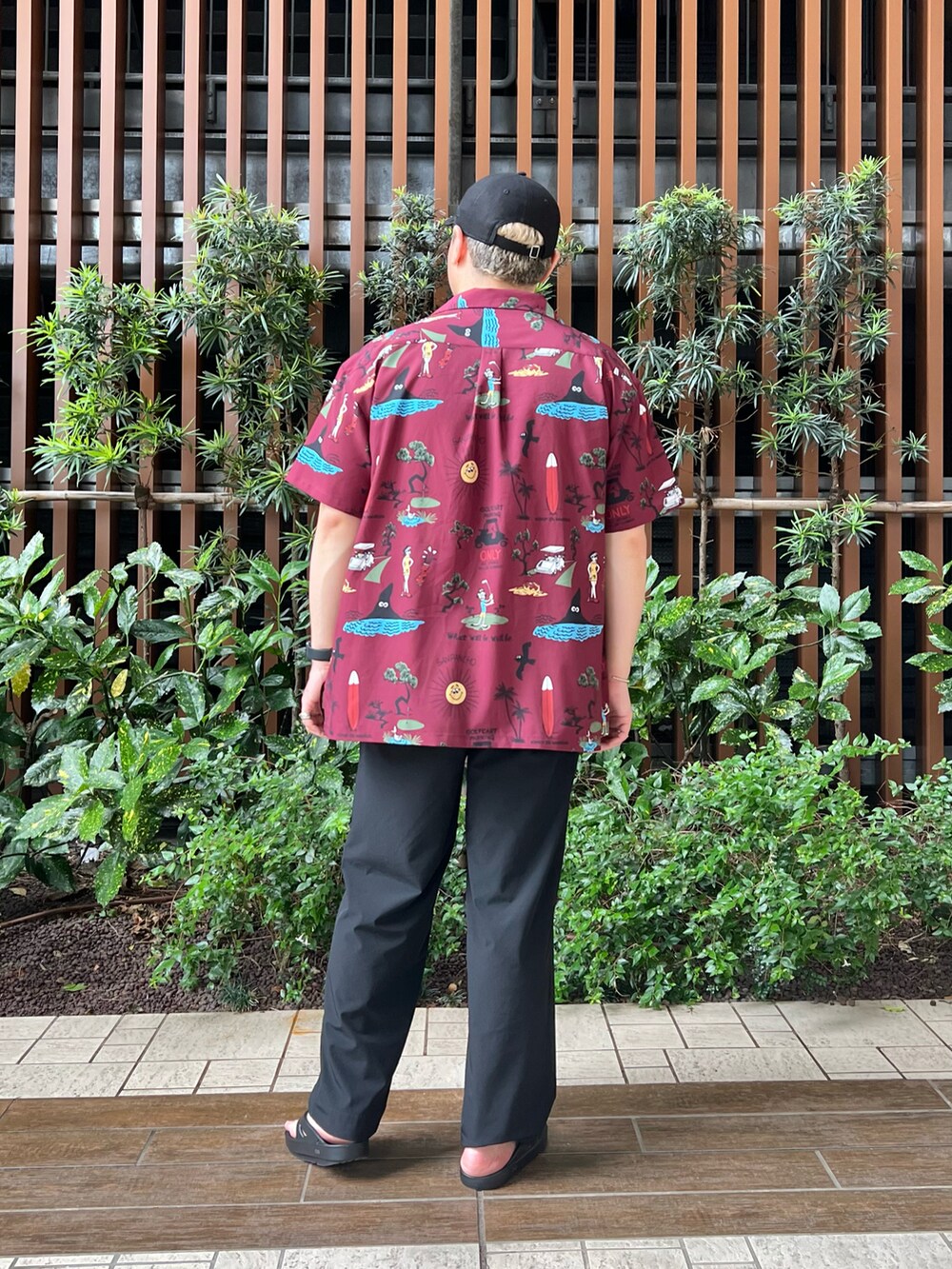 ホワイト系のTシャツ/カットソー、ブラック系のサンダル、ブラック系のその他パンツを着用したメンズの春コーディネートの4枚目の写真