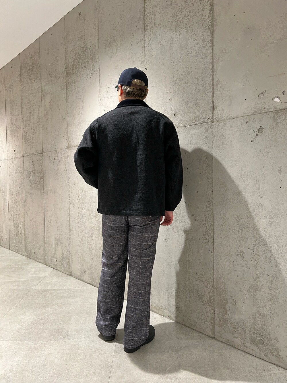 グレー系のブルゾン、ブラック系のTシャツ/カットソー、ブルー系のその他パンツを着用したメンズの秋コーディネートの3枚目の写真