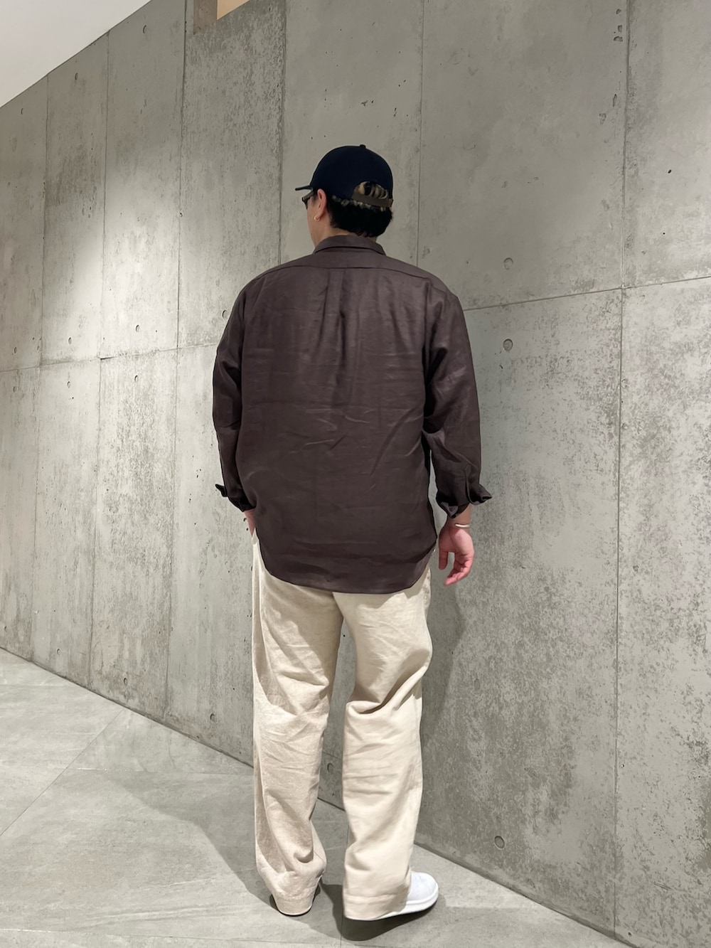 ブラウン系のシャツ/ブラウス、ホワイト系のTシャツ/カットソー、ベージュ系のその他パンツを着用したメンズの春コーディネートの3枚目の写真