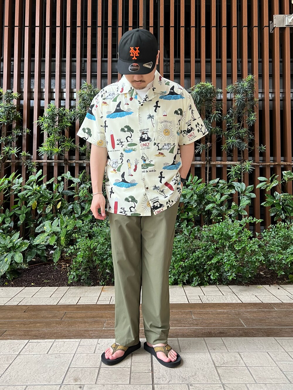 ホワイト系のTシャツ/カットソー、グリーン系のその他パンツ、グリーン系のサンダルを着用したメンズの夏コーディネートの3枚目の写真