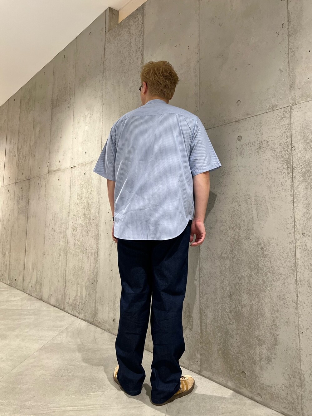 ブルー系のシャツ/ブラウス、ブルー系のデニムパンツ、ベージュ系のスニーカーを着用したメンズの夏コーディネートの3枚目の写真