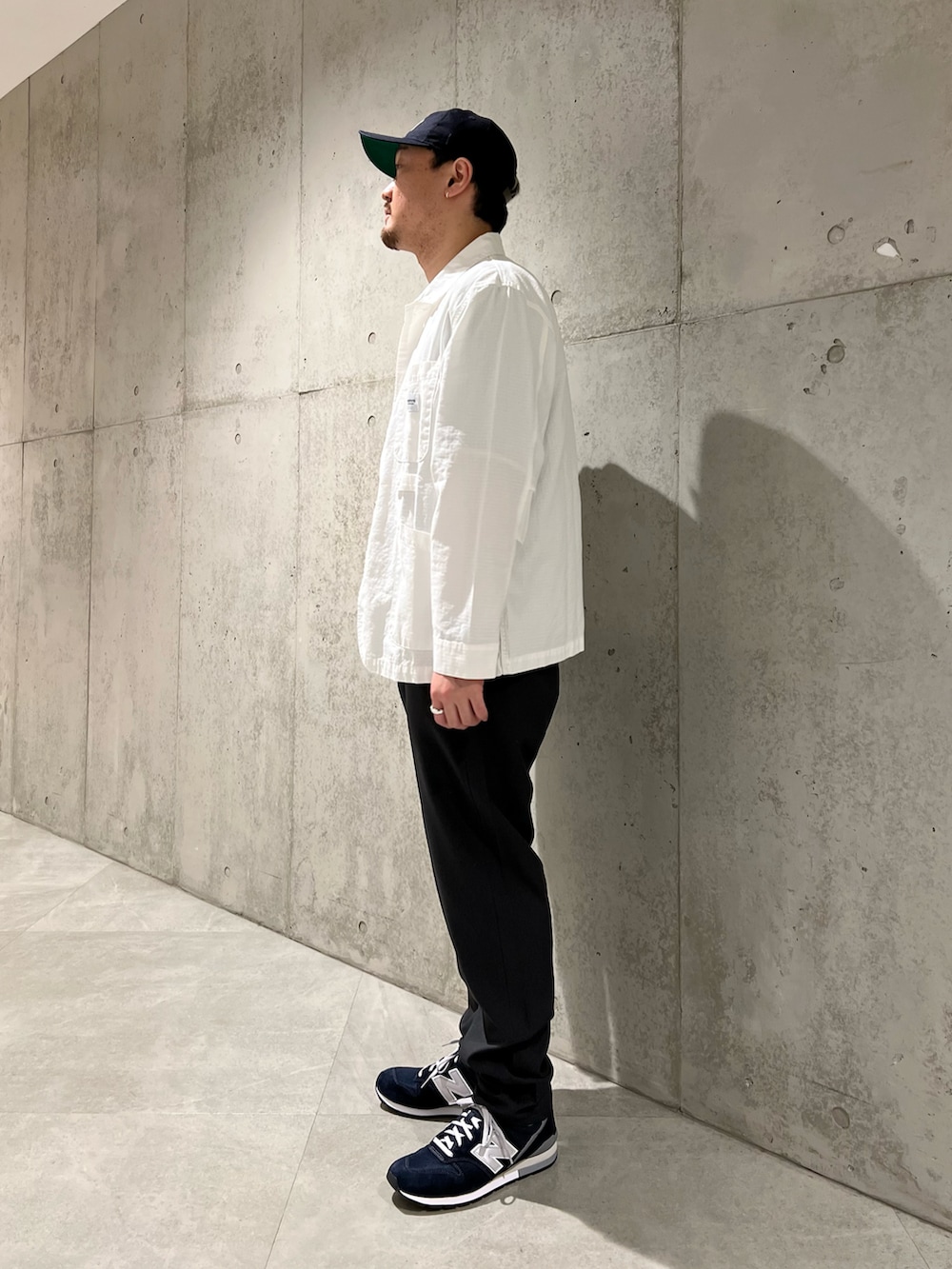 ホワイト系のカバーオール、ブラック系のその他パンツ、グレー系のTシャツ/カットソーを着用したメンズの春コーディネートの3枚目の写真