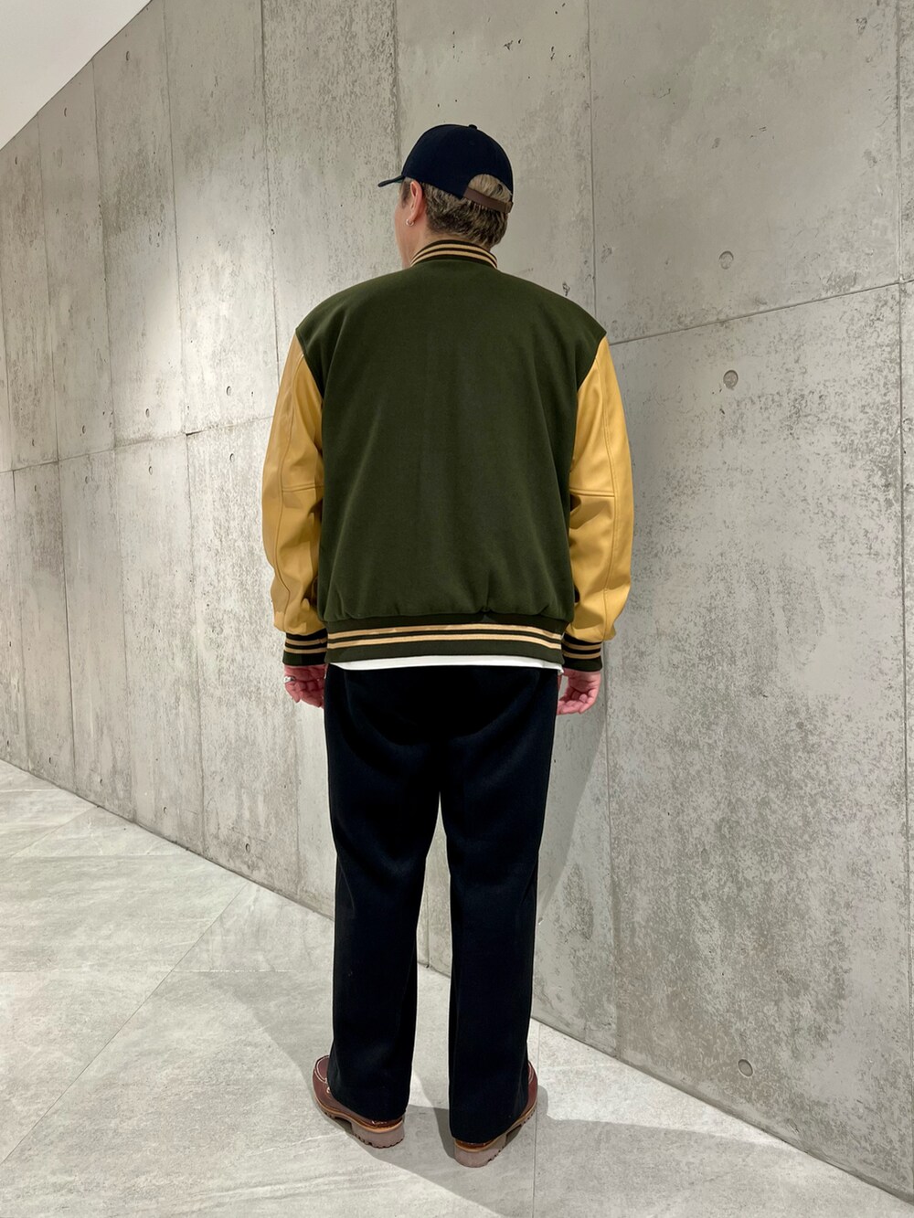 グリーン系のスタジャン、ホワイト系のTシャツ/カットソー、ブラック系のその他パンツを着用したメンズの秋コーディネートの4枚目の写真