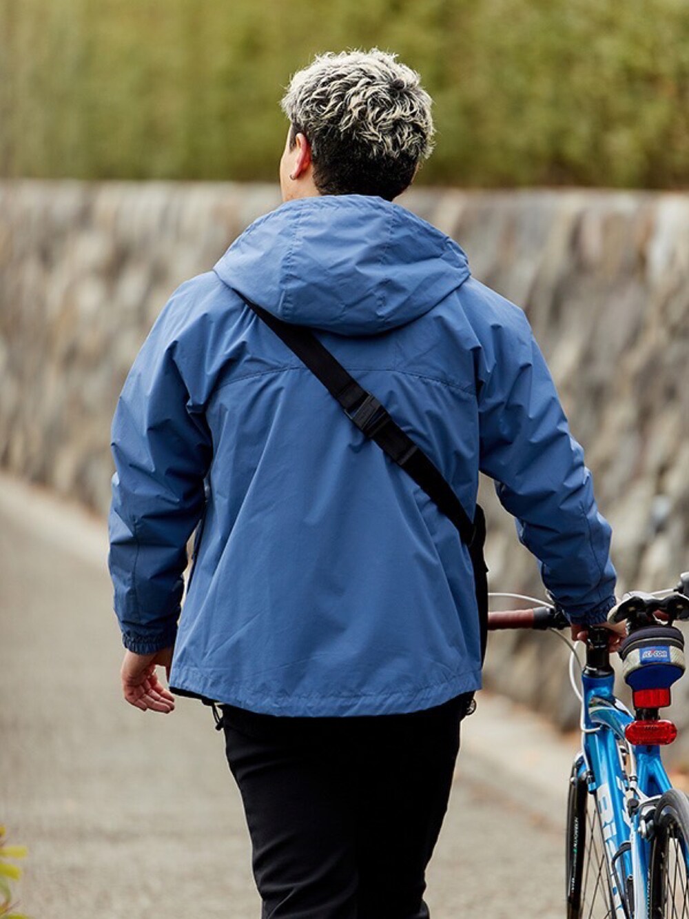 ブルー系のマウンテンパーカー、ブラック系のスウェット、ホワイト系のTシャツ/カットソーを着用したメンズの春コーディネートの3枚目の写真