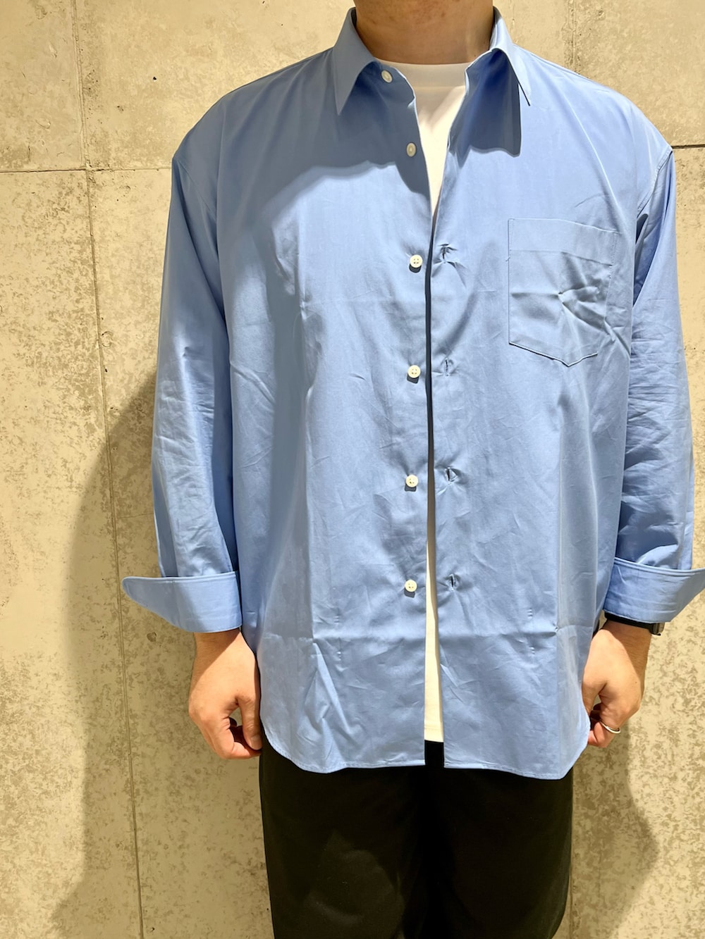 ホワイト系のTシャツ/カットソー、ブラック系のチノパンツ、ブルー系のシャツ/ブラウスを着用したメンズの夏コーディネートの2枚目の写真