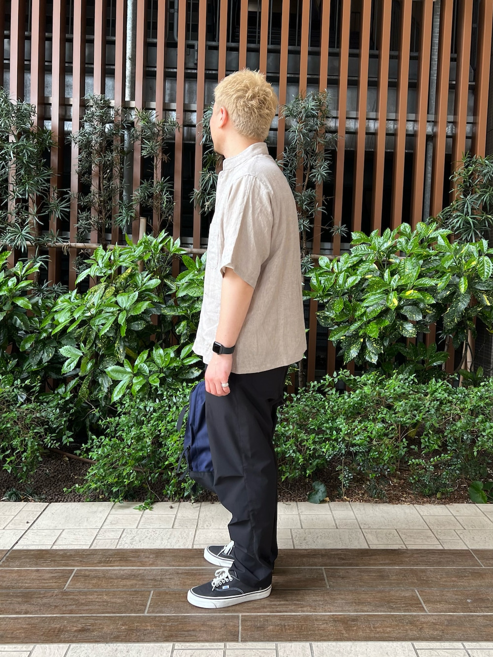 ベージュ系のシャツ/ブラウス、ブラック系のスニーカー、ブラック系のその他パンツを着用したメンズの春コーディネートの3枚目の写真