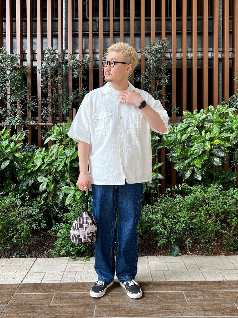 ホワイト系のシャツ/ブラウス、ホワイト系のTシャツ/カットソー、ブラック系のスニーカーを着用したメンズの春コーディネートの2枚目の写真