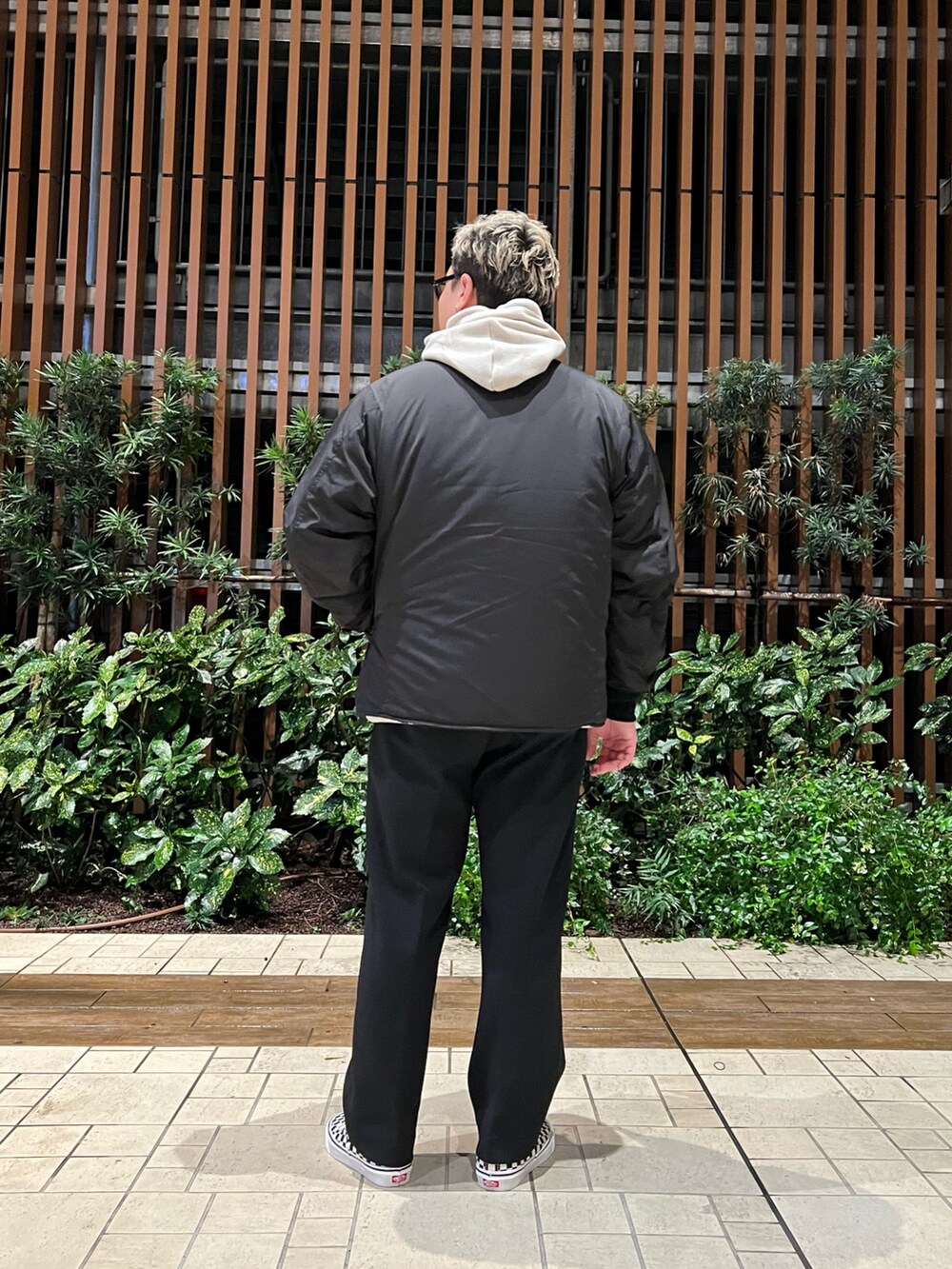 ブラック系のブルゾン、ブラック系のスニーカー、ブラック系のその他パンツを着用したメンズの冬コーディネートの3枚目の写真