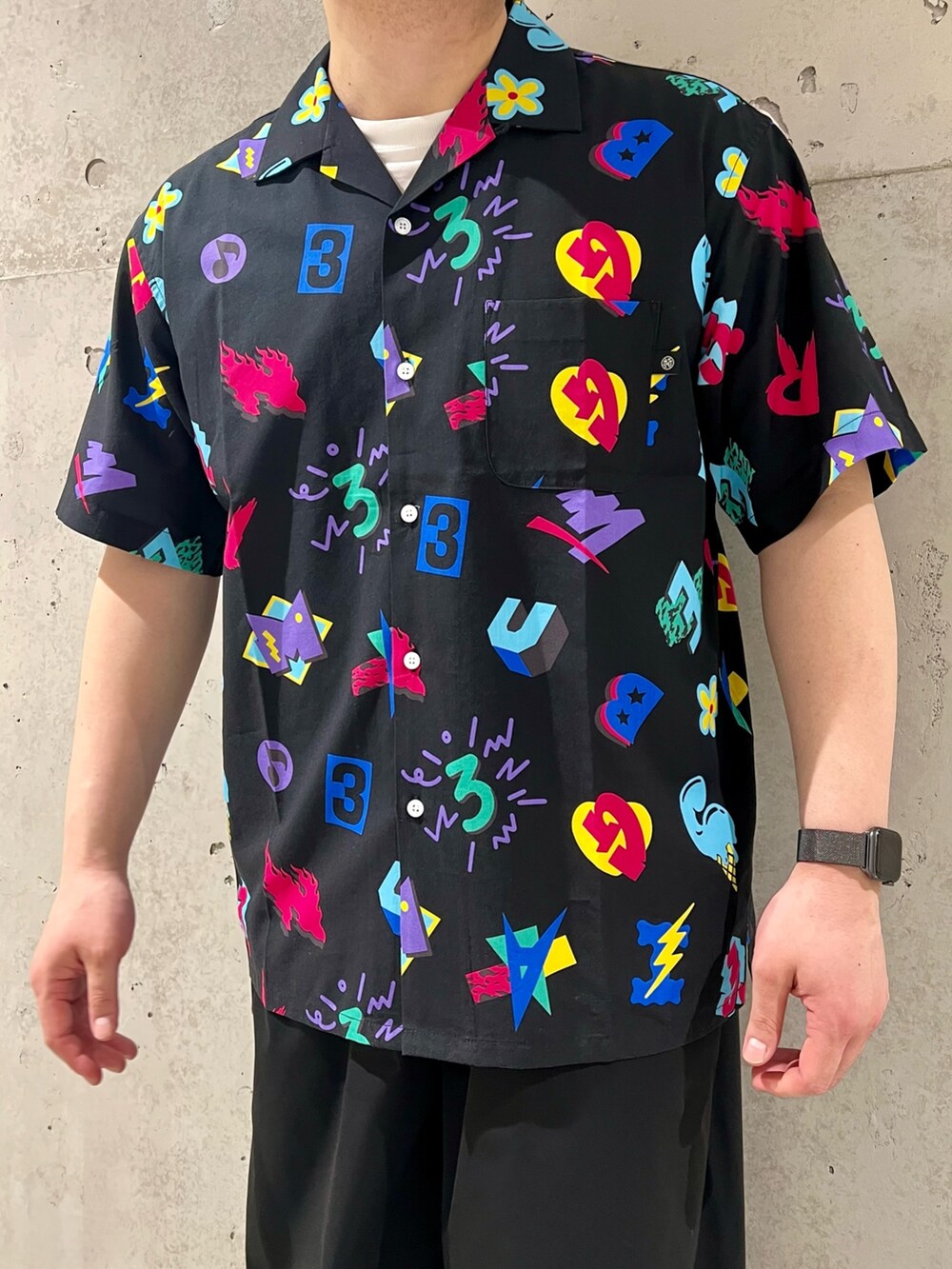 ブラック系のシャツ/ブラウス、ホワイト系のTシャツ/カットソー、ブラック系のその他パンツを着用したメンズの春コーディネートの4枚目の写真